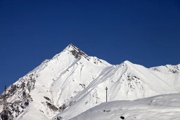 Χιονισμένα βουνά και γαλάζιο καθαρό ουρανό στην όμορφη μέρα — Φωτογραφία Αρχείου