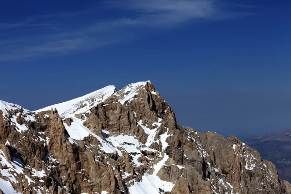 Cima della montagna innevata in una bella giornata — Foto Stock