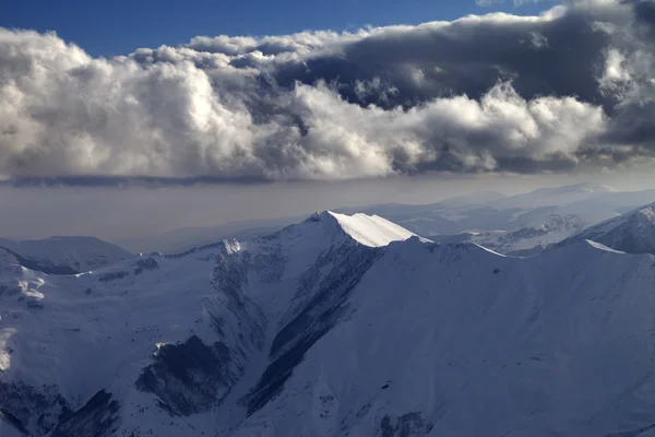 Montanhas de inverno no céu de noite e nublado — Fotografia de Stock