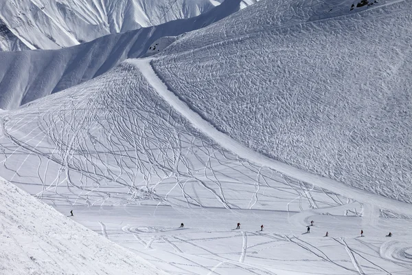 Snowboarders and skiers on groomed slope — Stock fotografie
