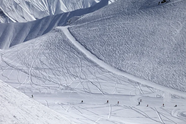 Snowboarders and skiers on groomed slope — ストック写真