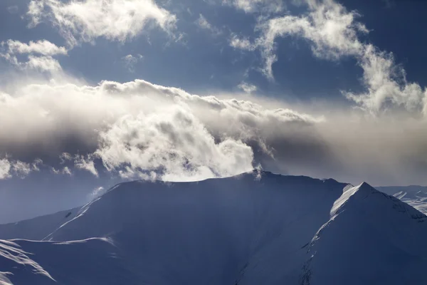 Berg i kvällen och solbelysta moln — Stockfoto