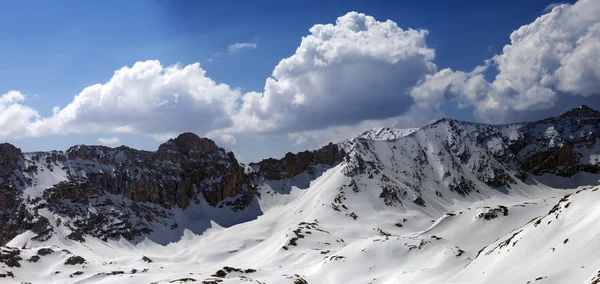 Panorama van besneeuwde bergen in zon dag — Stockfoto