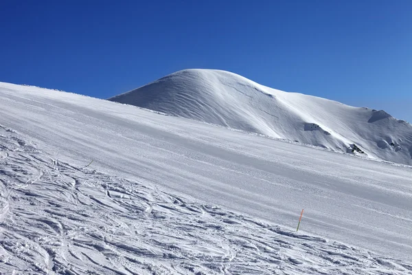 Ski slope e azul céu sem nuvens num dia de inverno agradável — Fotografia de Stock