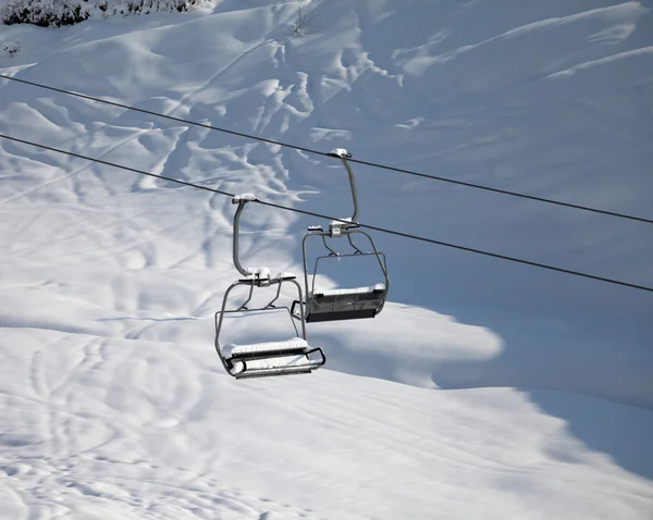 Two chair-lift with snowdrift in sun morning — Fotografia de Stock