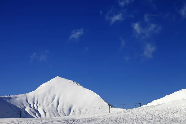 A napsütéses téli napon drótkötélpályához sípálya — Stock Fotó