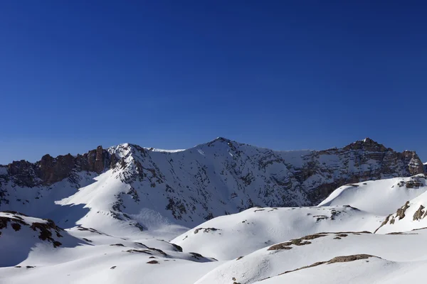 Montanhas nevadas e céu azul, manhã — Fotografia de Stock