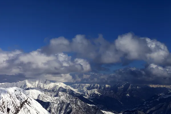 Winter sonnendurchflutetes Berge und Himmel mit Wolken — Stockfoto