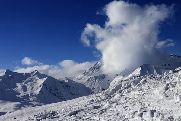 Ventisquero, pista de esquí y hermosas montañas nevadas — Foto de Stock