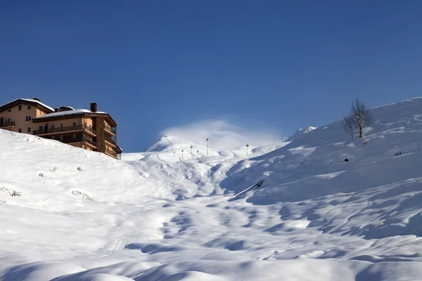 Inclinação fora de pista e hotel nas montanhas de inverno — Fotografia de Stock