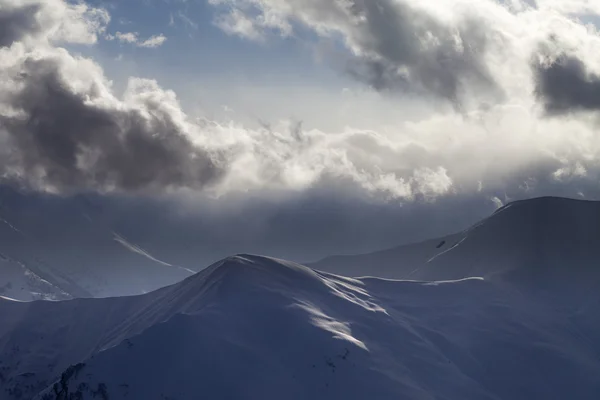 Akşam dağ ve güneş ışığı bulutlar — Stok fotoğraf