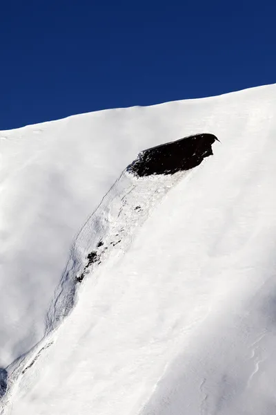 离太阳一天的滑雪坡上的雪崩的痕迹。特写视图. — 图库照片