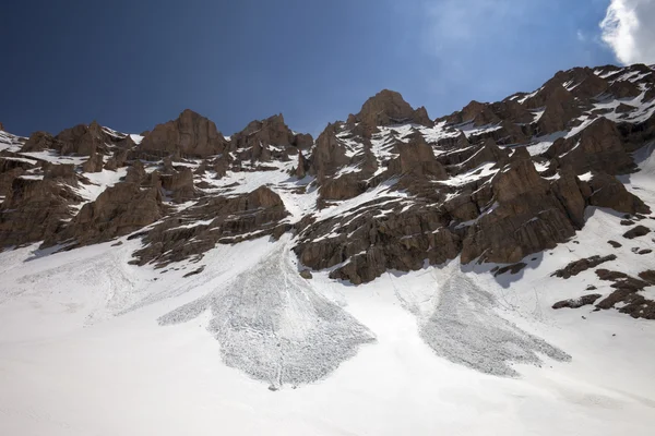 Snöiga klippor och spår från avalanche — Stockfoto