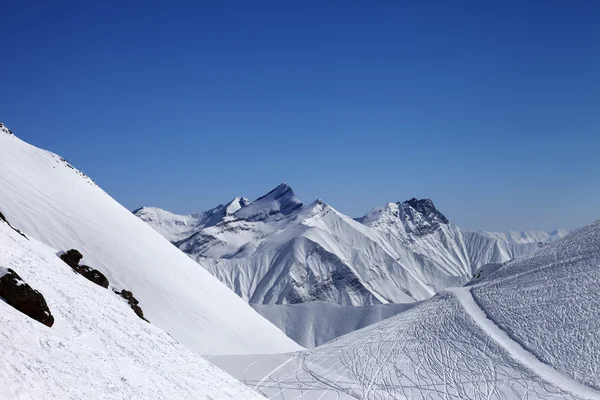 Skigebied met off-piste helling op mooie zon dag — Stockfoto