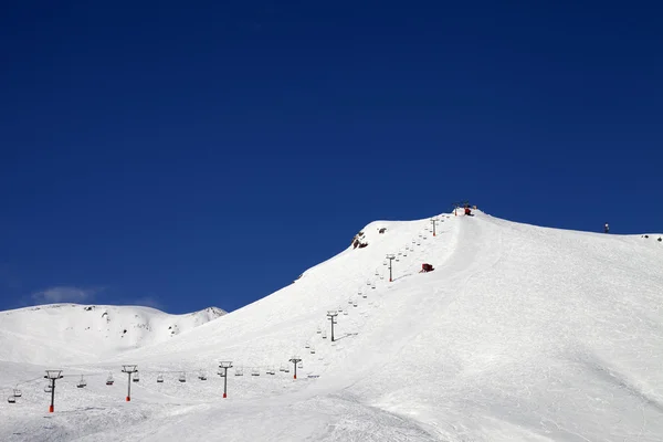 Pista da sci con la funivia al sole giornata invernale — Foto Stock