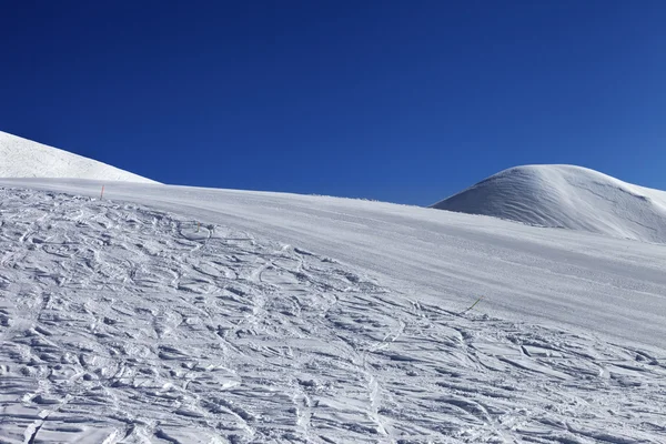 滑雪坡和蓝色晴空中美好的一天 — 图库照片