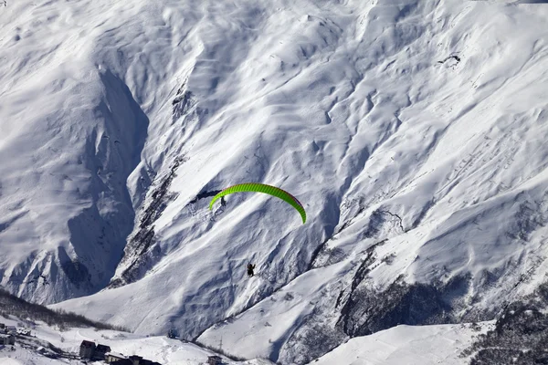 Speed flying in winter mountains — Stock Photo, Image