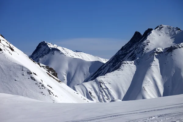 Güzel kış gününde piste Kayak — Stok fotoğraf