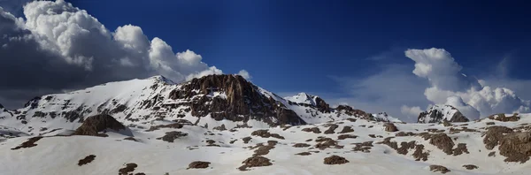 Panorama di montagne innevate d'inverno — Foto Stock