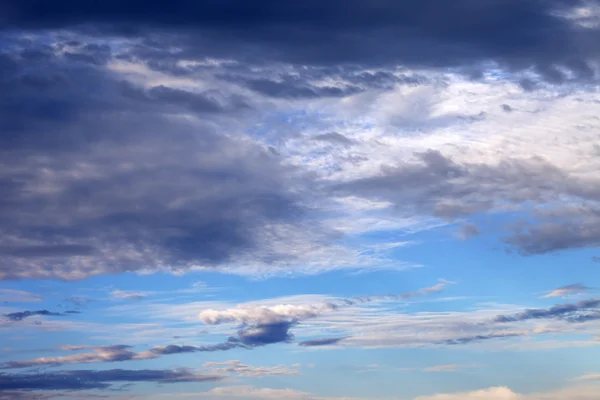 Cielo con nubes en las noches de verano agradable — Foto de Stock