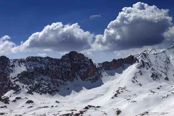 残雪の山々 と天気の良い日には雲と青い空 — ストック写真