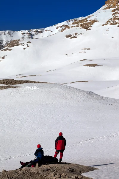 Dwóch pieszych na zatrzymanie w górach śnieg — Zdjęcie stockowe