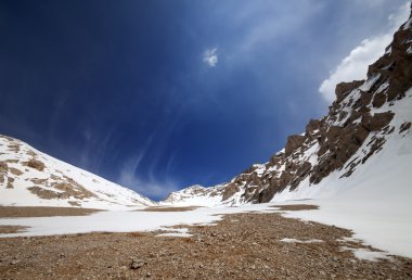 karlı kayalar ve mavi gökyüzü