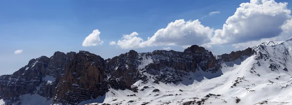 Panorama der schneebedeckten Berge im sonnigen Frühlingstag — Stockfoto