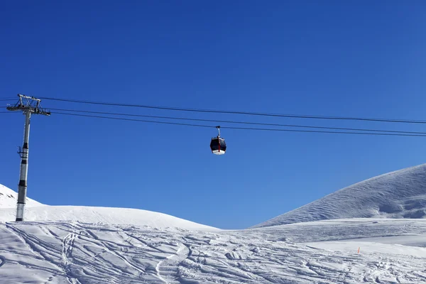 Gondola lift és off piste lejtőn: szép napot — Stock Fotó