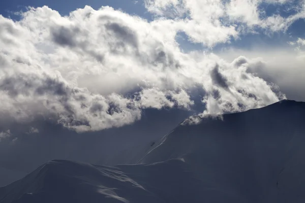 Avond van de winter berg in waas — Stockfoto