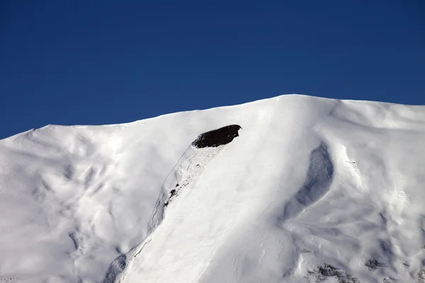 Ίχνος της χιονοστιβάδας σε εκτός πίστας πλαγιά στην ηλιόλουστη ημέρα — Φωτογραφία Αρχείου