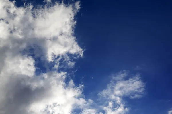 Голубое небо с облаками в хороший солнечный день — стоковое фото