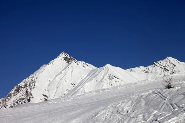 Skipiste en blauwe heldere hemel in mooie dag — Stockfoto