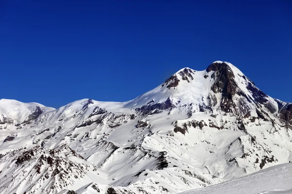 Góry kazbek w słoneczny dzień zimy — Zdjęcie stockowe