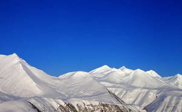 Снежные горы и blue чистое небо — стоковое фото