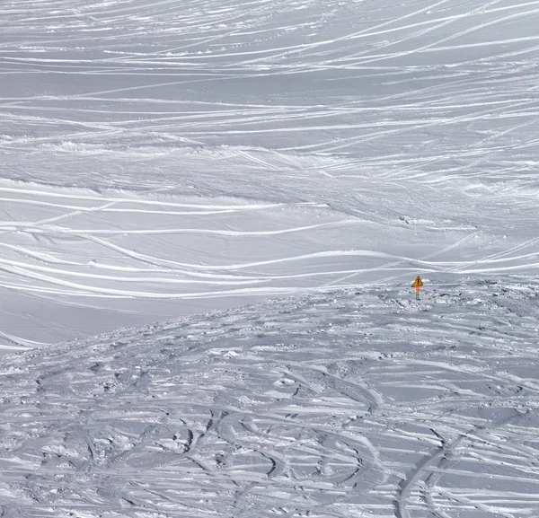 Traces de skis et snowboards en nouvelle neige tombée et avertissement sig — Photo