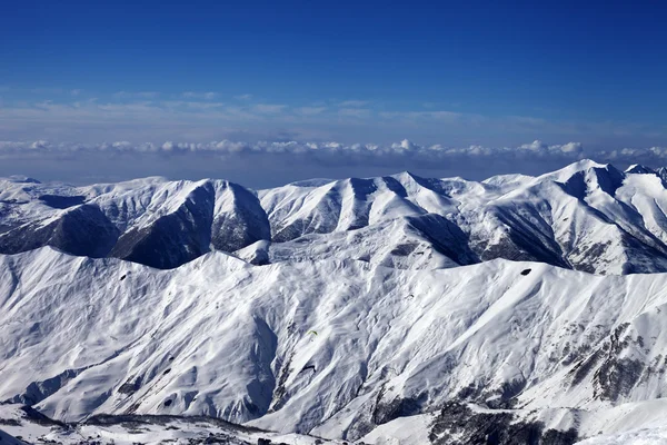 Snowy mountains and sky with clouds — Stock Photo, Image