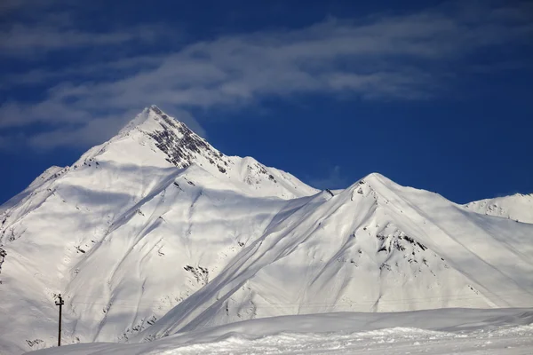 晴れた日の雲のスキー斜面と青空 — ストック写真