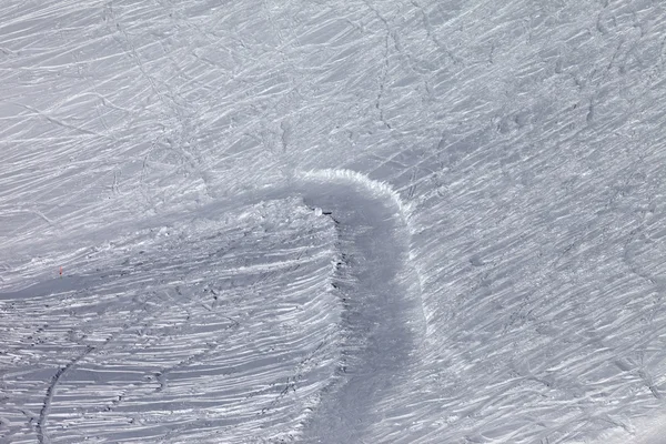 Pendiente fuera de pista y camino cubierto de nieve con rastro de esqui y snowboard —  Fotos de Stock