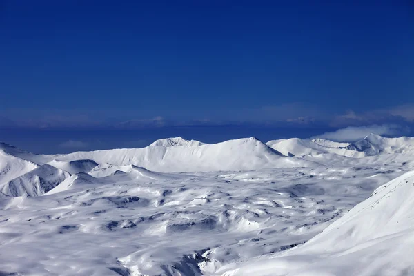 Meseta cubierto de nieve y esquí pendiente en el día del sol — Foto de Stock