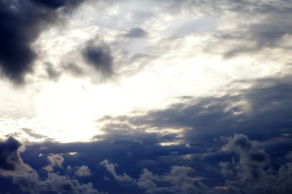 Cielo con nubes en las noches de verano — Foto de Stock