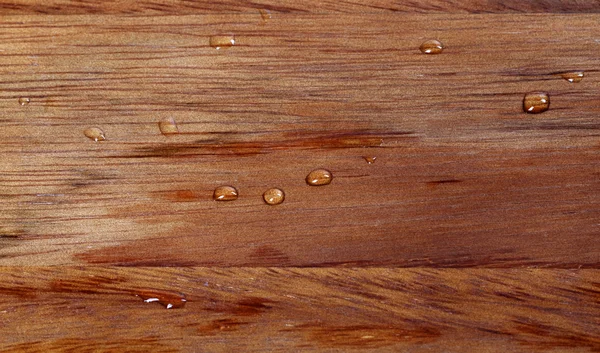 Planche de cuisine en bois avec gouttes d'eau — Photo
