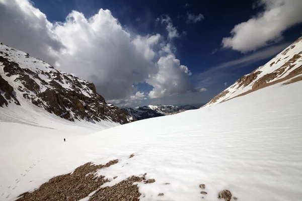 Caminhante em montanhas nevadas — Fotografia de Stock