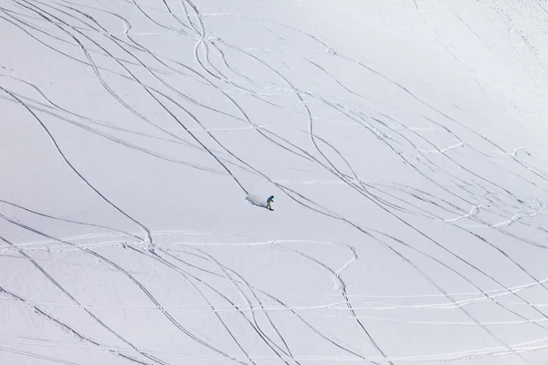 Snowboardåkare neråt på off pist backe med nyligen fallit snö — Stockfoto