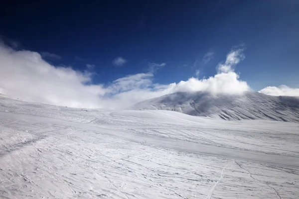 Πίστα σκι και βουνά στα σύννεφα — Φωτογραφία Αρχείου