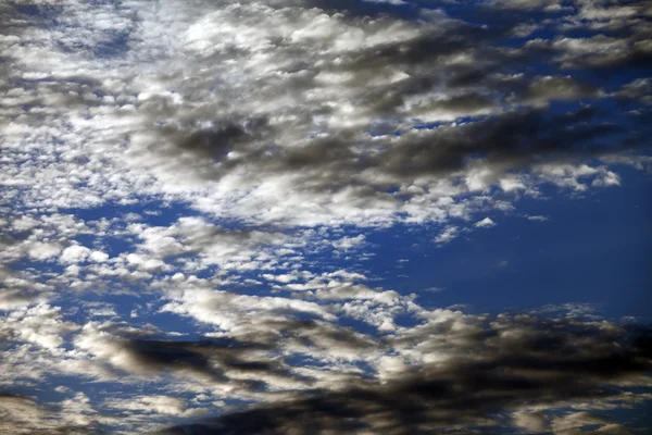 Himlen med moln på sommarkväll vid havet — Stockfoto