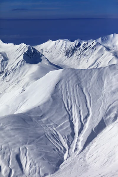 Blick auf Off-Piste schneebedeckte Neigung bei schönen Abend — Stockfoto