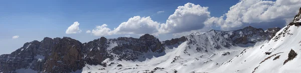 Panorama av snötäckta bergen i fin solig dag — Stockfoto