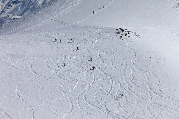 Snowboardosok és síelők lefelé a off piste lejtőn. — Stock Fotó