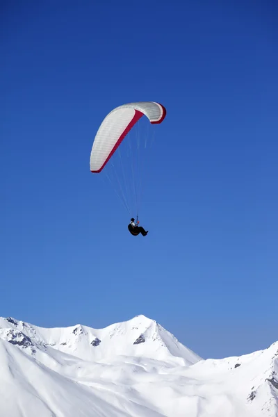 Paraglider in snowy winter mountains — Stock Photo, Image